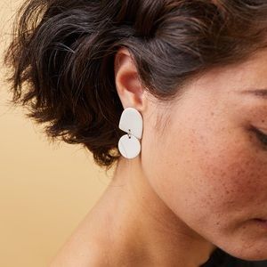 Four Eyes Ceramics mini dome earrings in white
